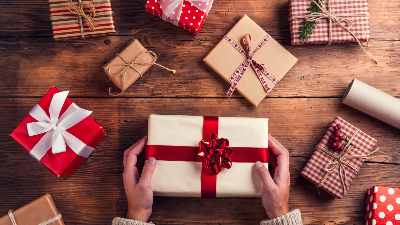 Holiday Gift Guide: Coloured Contacts for Everyone in Your Eye Family